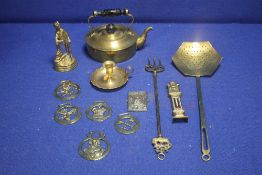 A COLLECTION OF ASSORTED BRASSWARE TO INCLUDE A KETTLE, HORSE BRASSES ETC