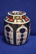 A ROYAL CROWN DERBY IMARI PATTERN LIDDED GINGER JAR 17.5 CM