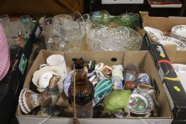 A TRAY OF CERAMICS AND ORNAMENTS TOGETHER WITH A TRAY OF GLASSWARE ETC (TRAY NOT INCLUDED)