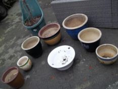 A SELECTION OF CERAMIC GARDEN PLANTERS TO INCLUDE A PLASTIC GARDEN BARROW (9 ITEMS)