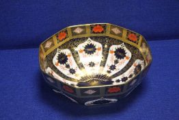 A ROYAL CROWN DERBY IMARI PATTERN FRUIT BOWL 24 CM