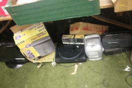 A QUANTITY OF ELECTRICAL,S TO INCLUDE PORTABLE TV, AN UMC 19 INCH FLAT SCREEN TV ETC