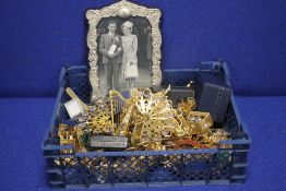 A TRAY OF COLLECTABLES TO INCLUDE PICTURE FRAME, WRIST WATCHES ETC