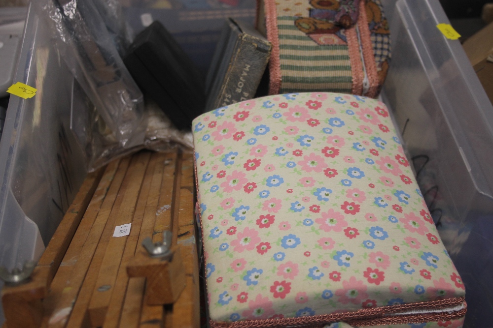 TWO TRAYS OF COLLECTABLES AND SUNDRIES TO INCLUDEAN EASEL, CLOCKS ETC (TRAY NOT INCLUDED) - Image 3 of 3