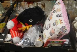 A COLLECTION OF GOLLY COLLECTABLES TO INCLUDE DOLLS AND CERAMICS (TRAY NOT INCLUDED)