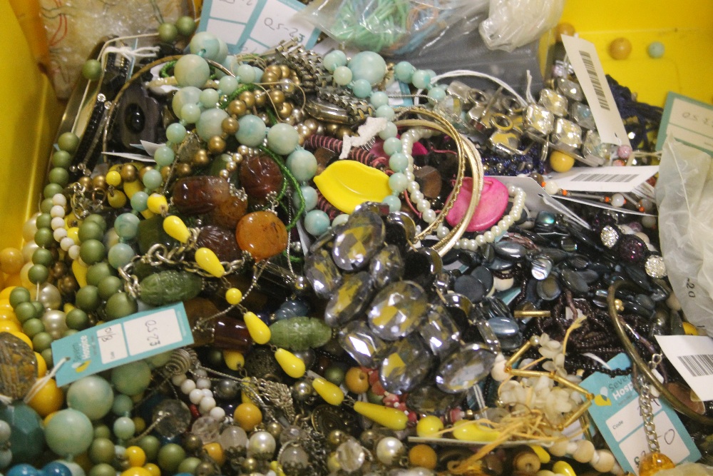 A TRAY OF COSTUME JEWELLERY (TRAYS NOT INCLUDED),br. - Image 2 of 2