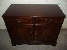 A MAHOGANY REPRODUCTION 2 DOOR 2 DRAWER SIDEBOARD