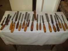 A SELECTION OF WOOD CARVING CHISELS