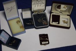 A SMALL COLLECTION OF JEWELLREY TO INCLUDE 9CT GOLD EXAMPLES