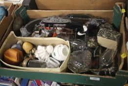 A TRAY OF COLLECTABLES TO INCLUDE A CERAMIC FLINT LOCK PISTOL (TRAY NOT INCLUDED)
