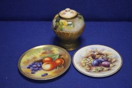 A HAND PAINTED ROYAL WORCESTER VASE TOGETHER WITH 2 HAND PAINTED PLATES