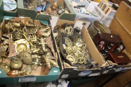 THREE TRAYS OF METALWARE AND JEWELLERY BOXES TO INCLUDE HORSE BRASSES (TRAYS NOT INCLUDED),br.