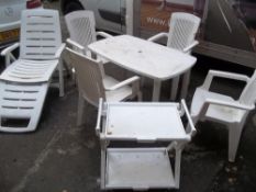 A 7 PIECE PLASTIC GARDEN SET TO INCLUDE LOUNGER TABLE, 4 CHAIRS AND A SERVING TROLLEY
