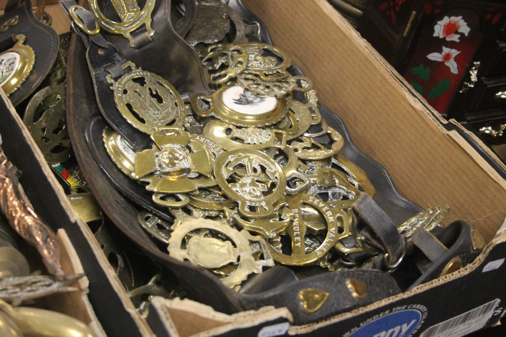 THREE TRAYS OF METALWARE AND JEWELLERY BOXES TO INCLUDE HORSE BRASSES (TRAYS NOT INCLUDED),br. - Image 3 of 3