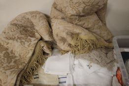 A TRAY OF LINEN ETC TO INCLUDE A VINTAGE BED THROW (TRAY NOT INCLUDED)