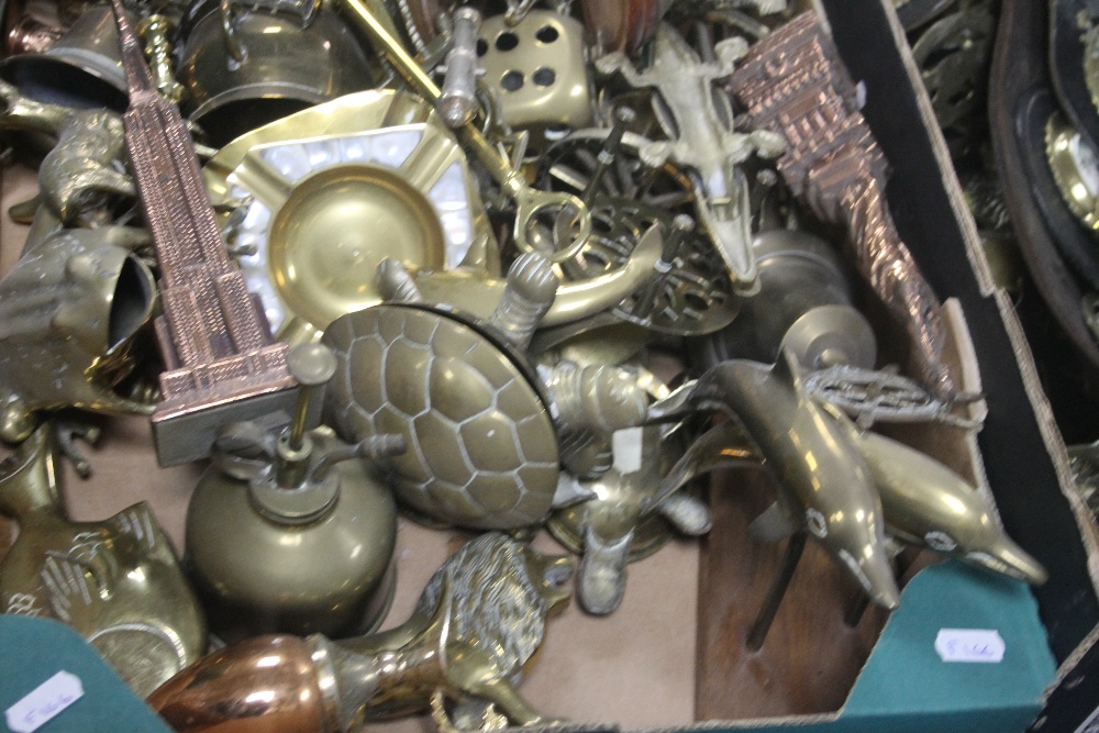 THREE TRAYS OF METALWARE AND JEWELLERY BOXES TO INCLUDE HORSE BRASSES (TRAYS NOT INCLUDED),br. - Image 2 of 3