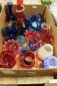 A TRAY OF ASSORTED COLOURED GLASS TO INCLUDE CRANBERRY GLASS, LOTEZ STYLE VASE ETC