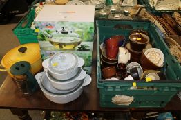 A COLLECTION OF ASSORTED KITCHENWARE TO INCLUDE LE CRUESET CASSEROLE, TWO SCOTTS OF STOW GLASS