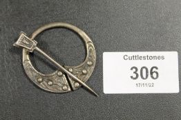 A SCOTTISH HALLMARKED SILVER PENANNULAR BROOCH