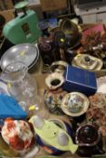 A COLLECTION OF ASSORTED METALWARE ETC TO INCLUDE VINTAGE SCALES, CLOISONNE VASE A/F ETC