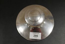 A HALLMARKED SILVER CAPSTAN INKWELL BY MAPPIN & WEBB WITH REPLACEMENT LINER