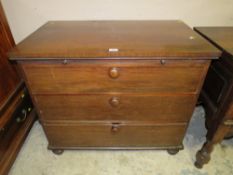A 19TH CENTURY CHEST OF DRAWERS WITH BRUSHING SLIDE W-96 CM