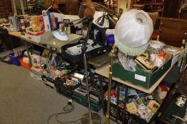 A SELECTION OF PROJECTOR EQUIPMENT ETC TO INC A PORTABLE OVERHEAD PROJECTOR ETC TOGETHER WITH