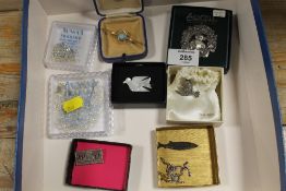 A SMALL TRAY OF BROOCHES ETC TO INC A MARCASITE EXAMPLE, A SILVER EXAMPLE ETC