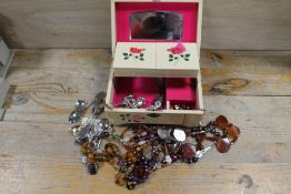 A VINTAGE JEWELLERY BOX AND CONTENTS