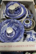 A TRAY OF BLUE & WHITE CERAMICS TO INCLUDE SPODE, WORCESTER AND DOULTON ETC