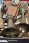 A TRAY OF METALWARE TO INCLUDE MARITIME STYLE HORNS ETC