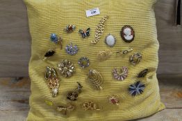 A SMALL COLLECTION OF VINTAGE BROOCHES TO INC SIGNED EXAMPLES