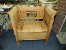 AN OLD PINE BENCH SEAT WITH LIFT-UP LID W-85 CM
