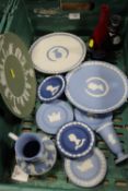 A TRAY OF ASSORTED WEDGWOOD JASPERWARE TOGETHER WITH A ROYAL DOULTON STYLE FLAMBE VASE