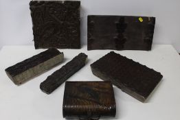 A TRAY OF VINTAGE WOODEN PRINTING BLOCKS TOGETHER WITH A HUNTLEY & PALMER TIN IN THE FORM OF A