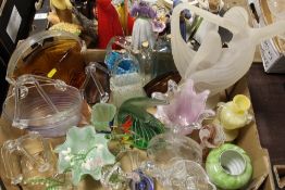 A TRAY OF ASSORTED GLASSWARE ETC TO INCLUDE MODERN GLASS HANDBAGS, BLOWN GLASS FLOWERS ETC