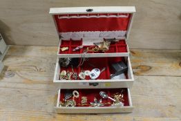 A VINTAGE JEWELLERY BOX AND CONTENTS