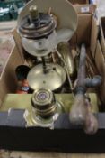 A COLLECTION OF ASSORTED METALWARE TO INCLUDE OIL LAMP PARTS ETC