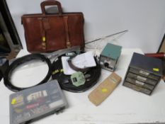 A SELECTION OF RADIO / ELECTRICAL PARTS TO INCLUDE 80M DOUBLET AERIAL, POWER SUPPLY, FUSES,