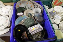 A TRAY OF ASSORTED STUDIO POTTERY ETC TO INC SIGNED EXAMPLES
