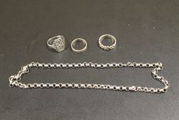 A HALLMARKED SILVER BELCHER CHAIN TOGETHER WITH THREE WHITE METAL RINGS