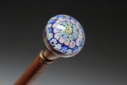 A NOVELTY CANE TOPPED WITH MILLIFIORE GLASS, L 74.5 cm