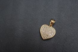 A HALLMARKED 9 CARAT GOLD DIAMOND CLUSTER HEART SHAPED PENDANT, approx weight 3.5g, H 2.5 cm