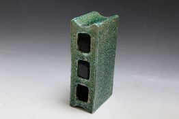 A CERAMIC ORIENTAL STYLE MONOCHROME GREEN STAND, H 19.5 cm