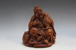 AN ORIENTAL BAMBOO CARVING OF A CHINESE FISHERMAN, H 16 cm