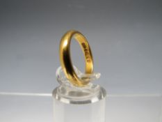 A HALLMARKED 22CT GOLD WEDDING BAND, ring size M, approximate weight 5.1 g