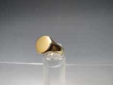 A 9CT GOLD SIGNET RING, vacant cartouche, ring size T, approximate weight 4.3 g