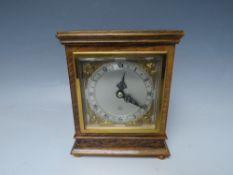 A WOODEN CASED ELLIOTT MANTLE CLOCK, raised on four brass bun feet, H 16.8 cm, W 13.5 cm, D 7 cm