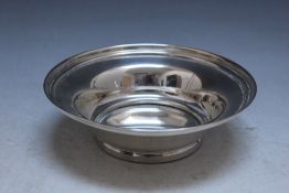 A MODERN HALLMARKED SILVER BOTTLE COASTER BY W I BROADWAY & CO - BIRMINGHAM 1983, Dia 15.5 cm