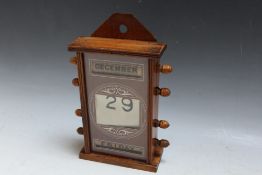 AN WOODEN PERPETUAL DESK CALENDAR, H 22.5 cm